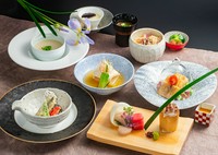 一の膳、二の膳、食事と甘味を楽しむミニ会席。【（一の膳）小鉢／御造り／焼物／（二の膳）強肴／温物／蒸物／御食事／デザート】