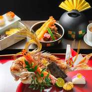 月替わりのブランド牛をお楽しいただける鉄板焼。
厳選された食材をその場で焼き上げ、「見る、音、香る、感じる、味わう」五感を満たす特別な時間をお楽しみいただける鉄板カウンターもございます。