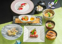 穴子や三原蛸、太刀魚、虎魚、旬の地野菜など、地元広島をはじめとした瀬戸内の名産をふんだんに使用した会席です。