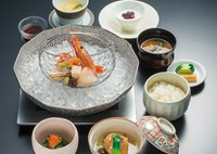 【会席】ランチ限定　全6品
※12月31日～1月4日の提供はございません。