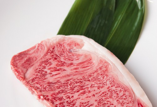 口に入れるととろけるような口当たりの国産牛を鉄板焼きに