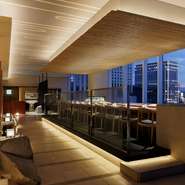 初めてのお客様も何度も来店しているお客様も、忘れないようにお客様の好み、会話や召し上がられたお料理など、スタッフ間で共有しています。同じお客様がいつ来てもより満足できる心くばりもこのお店の魅力です。