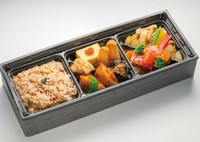 雅庭料理長監修のお弁当
ご自宅でホテルレストランの味をお楽しみください。
前日18時まで要予約
※季節により変更

12/31まで　2,300円
1/1から　2,400円