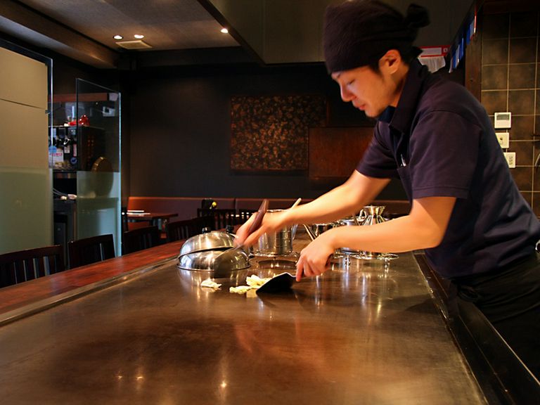 カウンター席ではダイナミックな鉄板料理を目の前で楽しめます!