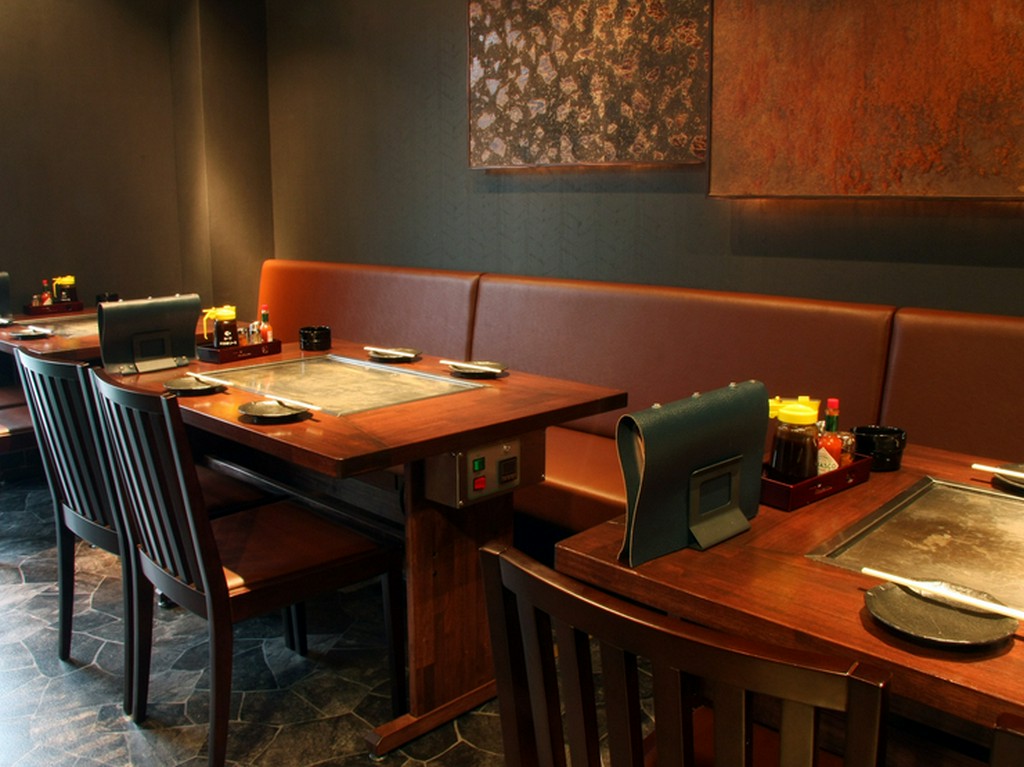 ゆっくり落ち着けるテーブル席 鉄板を設置しているので熱々を!