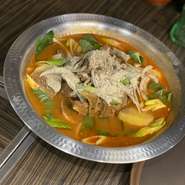韓国料理には、いろいろな鍋があります。タッカンマリ、じゃがいも鍋、ブデチゲ、牡蠣鍋等それぞれ基本の出しが違います。お好みで楽しんでください。写真はカムジャタンですす。