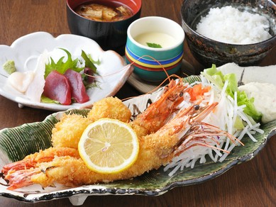自慢の大海老フライをお召し上がりください。