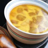 柔らかい茶碗蒸しの中に、モッツァレラチーズが入った逸品！