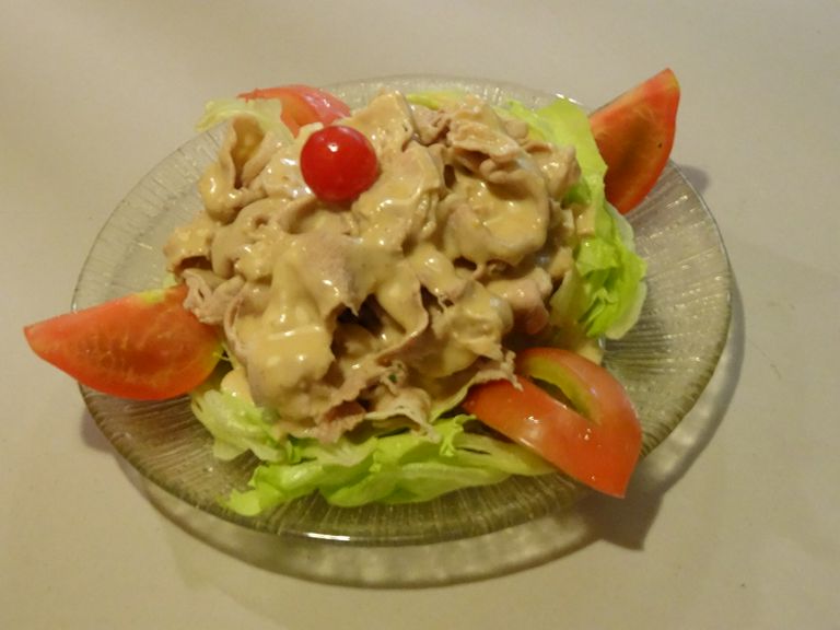 豚シャブサラダ つまみにもなるし、腹の足しにもなる・・旨し ゴマドレ・ポン酢・ピリ辛ねぎソース…選択