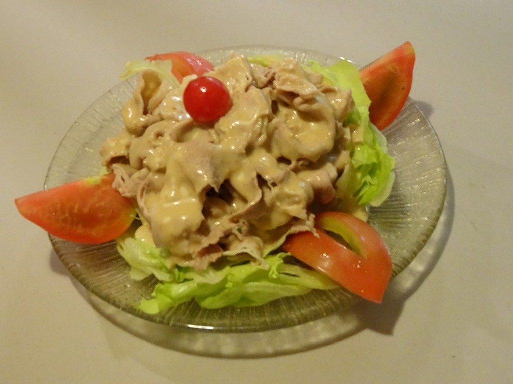 豚シャブサラダ　つまみにもなるし、腹の足しにもなる・・旨し　ゴマドレ・ポン酢・ピリ辛ねぎソース…選択