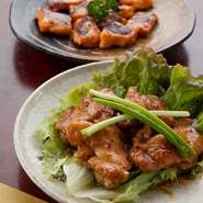 鳥もも肉は「にんにく醤油味」「ぴり辛ねぎソース味」とどちらも特製ソースを充分にからめて焼いた逸品、ご注文時にご指定下さい。大きめに切った生ホルモン（豚しろ）は旨ダレで漬込み炒めた私の好きな酒の友です。
