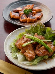 鳥もも肉にんにく醤油焼き（748円）・生ホルモン炒め（858円）　高級肉ではありませんが店の自慢肉料理です