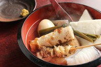 「風の子流」おでんの食べ方
① 熱いうちに「だし汁」をスプーンで一口（旨い）
② だし汁を充分に含んだ大根を食らう（甘い・やわらかい）
③ お好みのおでん種に挑戦
④ 残りだし汁での雑炊で〆る・・・これで完璧