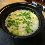 多くの素材の旨みを含んだ「おでんのだし汁」をベースに炊き上げ、卵をとじ小ネギをふりかけたらあっさりとしながらもコクのある上品な味に仕上がりました
（元は、当店の「まかない飯」でした）