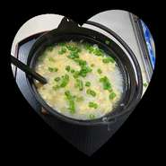 多くの素材の旨みを含んだ「おでんのだし汁」をベースに炊き上げ、卵をとじ小ネギをふりかけたらあっさりとしながらもコクのある上品な味に仕上がりました
（元は、当店の「まかない飯」でした）