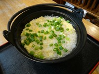 多くの素材の旨みを含んだ「おでんのだし汁」をベースに炊き上げ、卵をとじ小ネギをふりかけたらあっさりとしながらもコクのある上品な味に仕上がりました
（元は、当店の「まかない飯」でした）