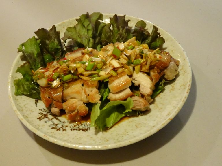 鳥もも肉ピリ辛ねぎソース味…鳥もも肉にんにく醤油味