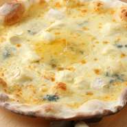 （ゴルゴンゾーラ・カマンベール・クリームチーズ・特製チーズ） お好みでハチミツをかけて召し上がれ