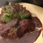 近江牛デミグラスハンバーグに【ご飯、味噌汁・サラダ・漬物】が付属します。
※写真はイメージです。