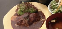 近江牛デミグラスハンバーグに【ご飯、味噌汁・サラダ・漬物】が付属します。
※写真はイメージです。