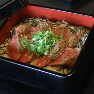 近江牛ステーキ重に【味噌汁・サラダ・漬物】が付属します。
※写真はイメージです。
 　個体差によりスジ、脂があることがあります。