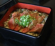 近江牛ステーキ重に【味噌汁・サラダ・漬物】が付属します。
※写真はイメージです。
 　個体差によりスジ、脂があることがあります。