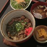 近江牛 牛丼に【味噌汁・サラダ・漬物】が付属します。
※写真はイメージです。