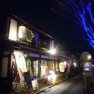 彦根城の城下町『夢京橋キャッスルロード』の真ん中にあります。