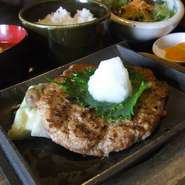 近江牛和風ハンバーグにご飯、味噌汁、サラダ、漬物が付きます。