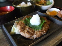 近江牛和風ハンバーグにご飯、味噌汁、サラダ、漬物が付きます。
