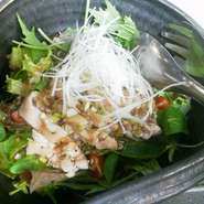 近江蒸鶏の葱塩サラダ