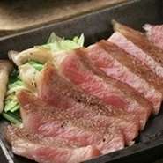 近江牛ステーキにご飯、味噌汁、サラダ、漬物が付きます。