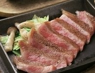 近江牛ステーキにご飯、味噌汁、サラダ、漬物が付きます。