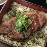 近江牛ステーキ重に味噌汁、サラダ、漬物が付きます。