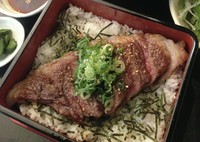 近江牛ステーキ重に味噌汁、サラダ、漬物が付きます。