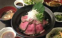 近江牛ローストビーフ丼に【味噌汁・サラダ・漬物】が付属します。
※写真はイメージです。
個体差によりスジ、脂があることがあります。