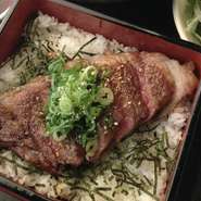 近江牛ステーキ重に【味噌汁・サラダ・漬物】が付属します。
※写真はイメージです。
　個体差によりスジ、脂があることがあります。