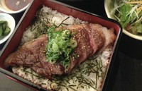 近江牛ステーキ重に【味噌汁・サラダ・漬物】が付属します。
※写真はイメージです。
個体差によりスジ、脂があることがあります。