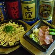 近江牛と近江鶏の店 《近江や》は、その名のとおり近江の食材と近江の地酒にこだわった居酒屋です。
城下町・彦根の江戸情緒あふれる夢京橋キャッスルロード…昔の町家を再現した“隠れ家”のようなお店です。
お昼はお手頃にランチを、夜は居酒屋スタイルで大小個室やテーブル席、宴会座敷など。
それぞれのご利用シーンに合わせてお楽しみいただけます。