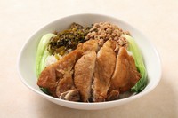 お好きなスープをお選びいただけます。
1．ワンタンスープ
2．海老団子スープ
3．魚団子スープ

※お持ち帰りできます。