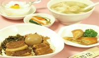 豚バラの煮込みを細かく切ったものがご飯に乗ってる美味しい中華料理。
テレビ、雑誌、大好評！
（春巻、漬物、杏仁豆腐付）

※お持ち帰りできます。
