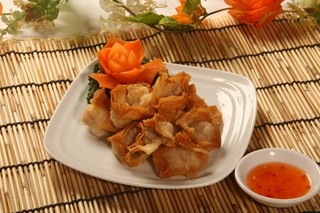 お酒と共に　揚げワンタン
