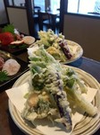 前菜　朝採りのサラダ　手作りとうふ　本日のお刺身　
天ぷら盛り　常陸の輝きのしゃぶしゃぶ又は陶板焼き　　　　　　　　　　
食事　笠間産こしひかり　お吸い物　香の物
食後のお飲み物　コーヒー又は紅茶　