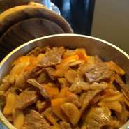 前菜　朝採りのサラダ　小鉢
本日のお肉料理　サンゴク豚のしゃぶしゃぶ又は陶板焼き
食事　笠間産こしひかり　お吸い物香の物
食後のお飲み物　　コーヒー又は紅茶