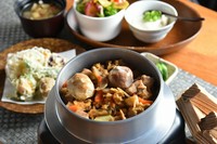 前菜　朝採り野菜と栗のサラダ　手作りとうふ
揚物　海老しんじょうと栗・笠間野菜の天ぷら
釜めし　栗と常陸牛の釜めし
お吸い物・香の物
食後のお飲み物　コーヒー又は紅茶