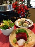 前菜　朝採り野菜と栗のサラダ　手作りとうふ
お刺身　天然本マグロ
揚物　海老しんじょうと栗・笠間野菜の天ぷら
釜めし　栗五目の釜めし
お吸い物・香の物
食後のお飲み物　　コーヒー又は紅茶