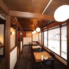 内観（テーブル席）