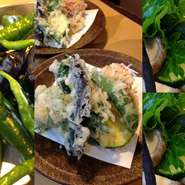 夏の野菜がおいしい季節がやってきました。夏野菜は、シンプルに天ぷらが一番。
万願寺とうがらし　紫とうがらし　ひもとうがらし　ズッキーニ　明日葉　スナップエンドウ　紫芋　すべて無農薬栽培の野菜です。
