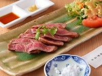 その日によって、提供部位が変わります。写真は牛一頭から2キロほどしかとれない希少部位のヒウチ。宮古島の雪塩でお召し上がりください。