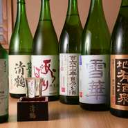 当店が自信を持って提供しているのは、地元高槻・富田にある清鶴酒造から仕入れる日本酒です。なかでも女性のお客さまには、フルーティーでありながら米本来の旨味が味わえる純米大吟醸酒「雪華」が人気です。